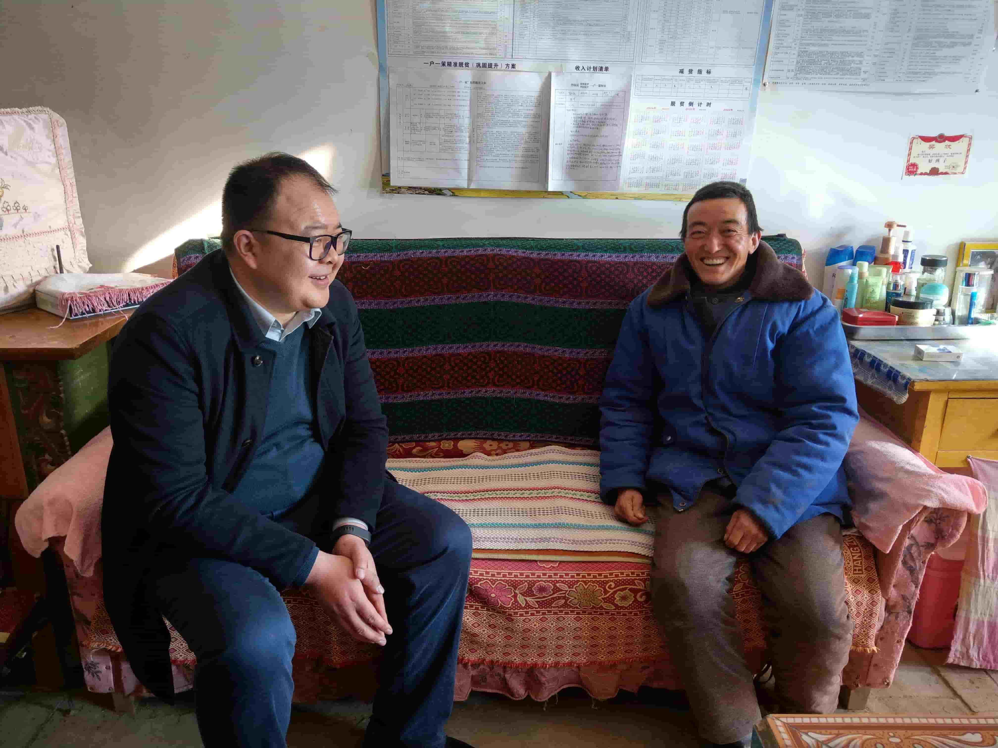 freecompress-2019年1月25日，邱軍同志在喬川鄉貧困戶家中宣講扶貧政策