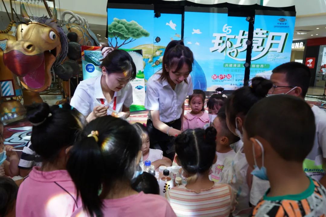 2022年6月3日，東華科技所屬東華天業公司聯合新疆建設兵團第八師石河子市生態環境局在新疆萬達商場舉辦“共建清潔美麗世界”六五環境日公益宣傳活動